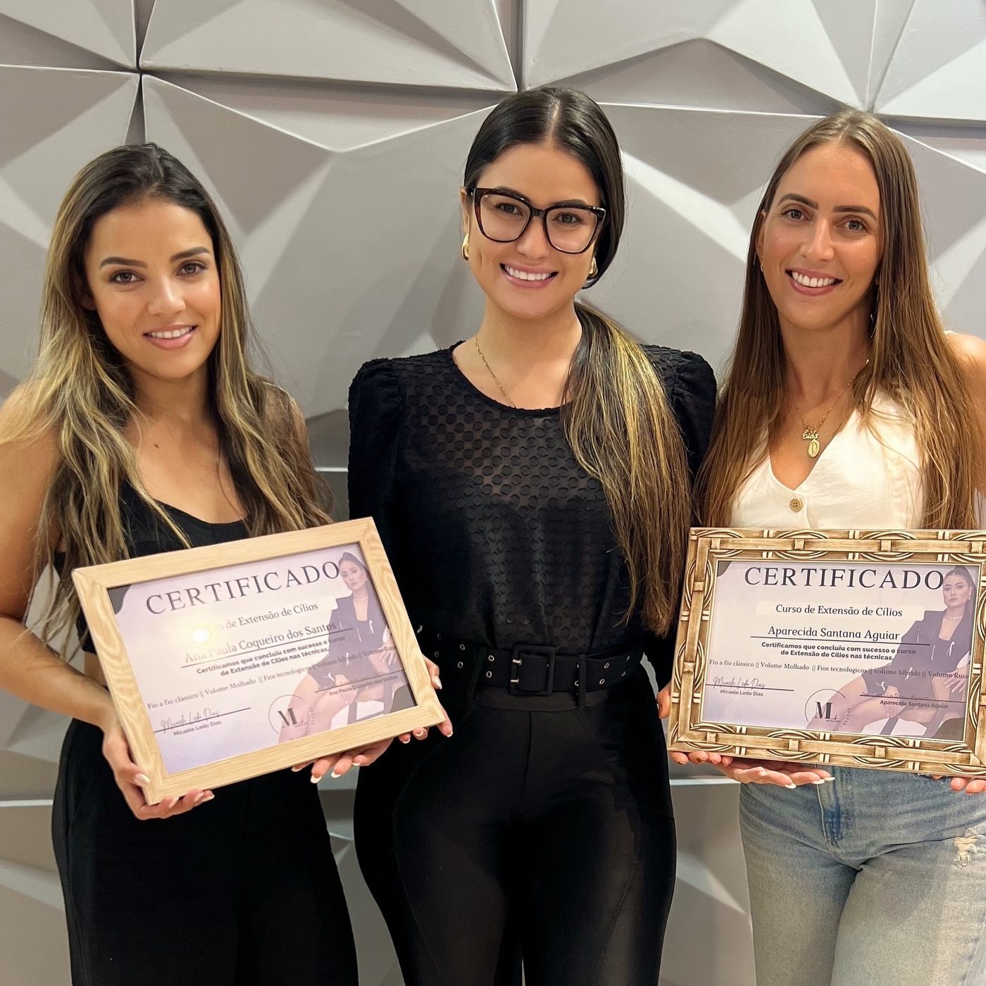 Cidinha e colegas com o certificado do curso de extensão de cílios