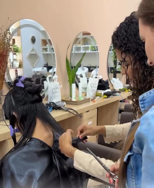 Corte de cabelo sendo feito com tesoura e pente
